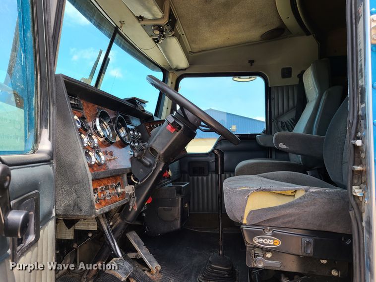 image for item K5896 2000 Kenworth T800  semi truck