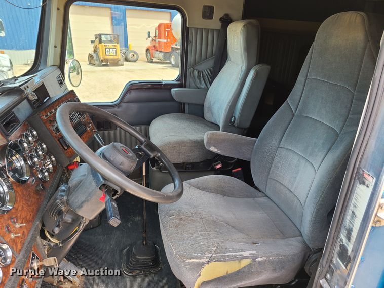 image for item K5896 2000 Kenworth T800  semi truck