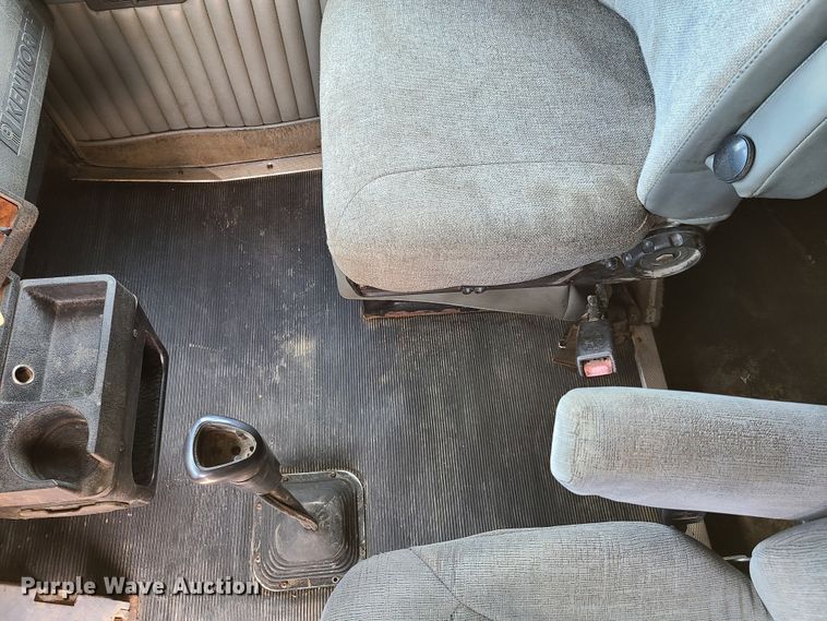 image for item K5896 2000 Kenworth T800  semi truck