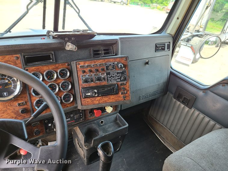 image for item K5896 2000 Kenworth T800  semi truck