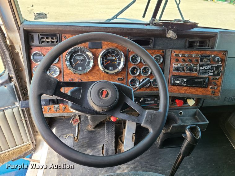 image for item K5896 2000 Kenworth T800  semi truck