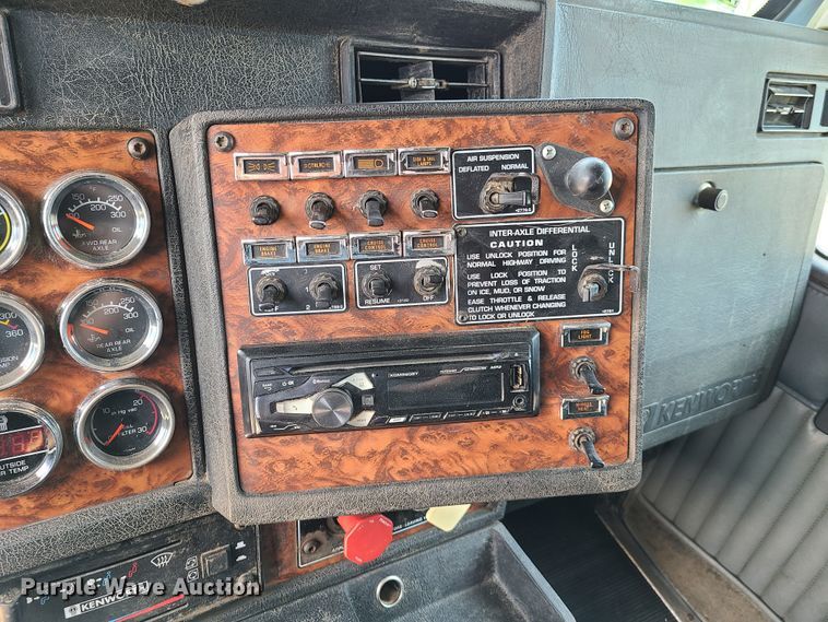 image for item K5896 2000 Kenworth T800  semi truck