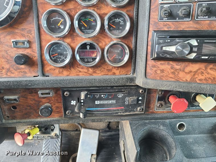 image for item K5896 2000 Kenworth T800  semi truck