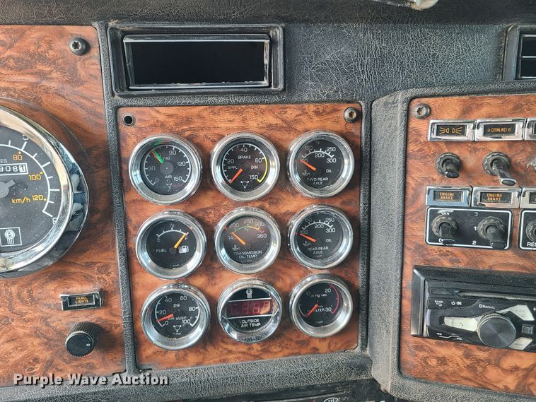 image for item K5896 2000 Kenworth T800  semi truck