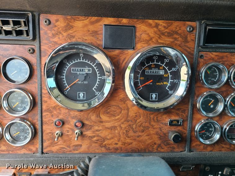 image for item K5896 2000 Kenworth T800  semi truck