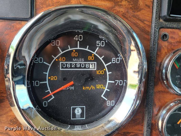 image for item K5896 2000 Kenworth T800  semi truck