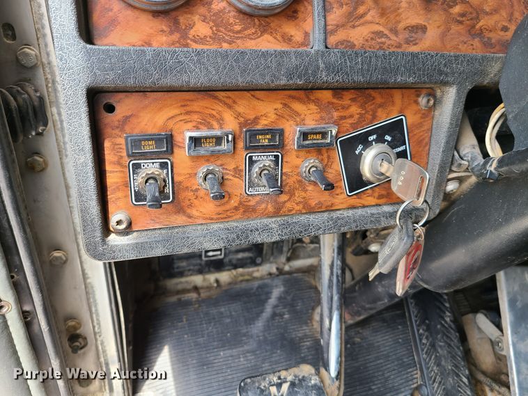 image for item K5896 2000 Kenworth T800  semi truck