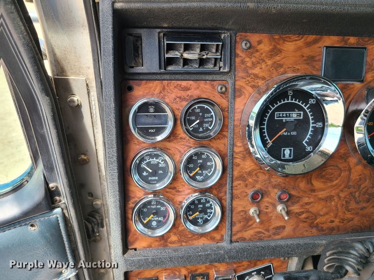 image for item K5896 2000 Kenworth T800  semi truck