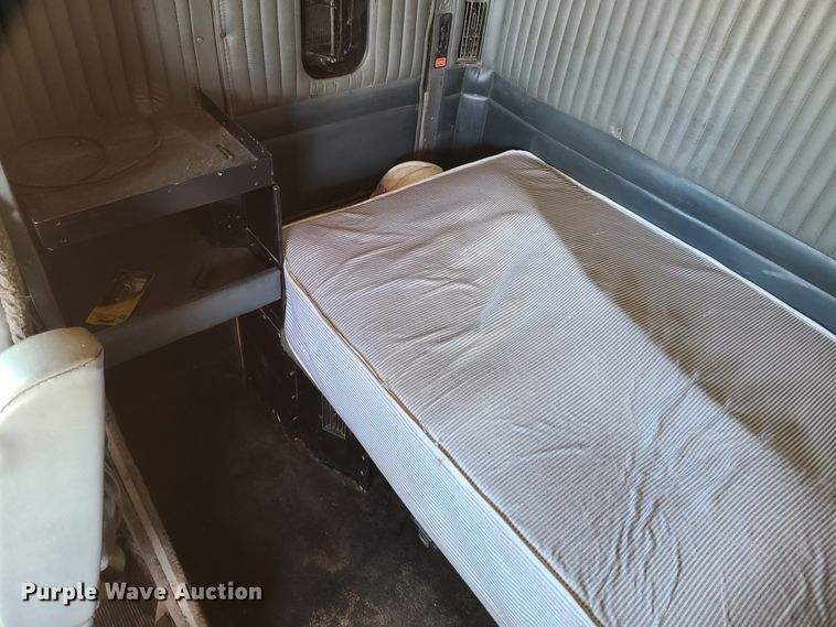 image for item K5896 2000 Kenworth T800  semi truck