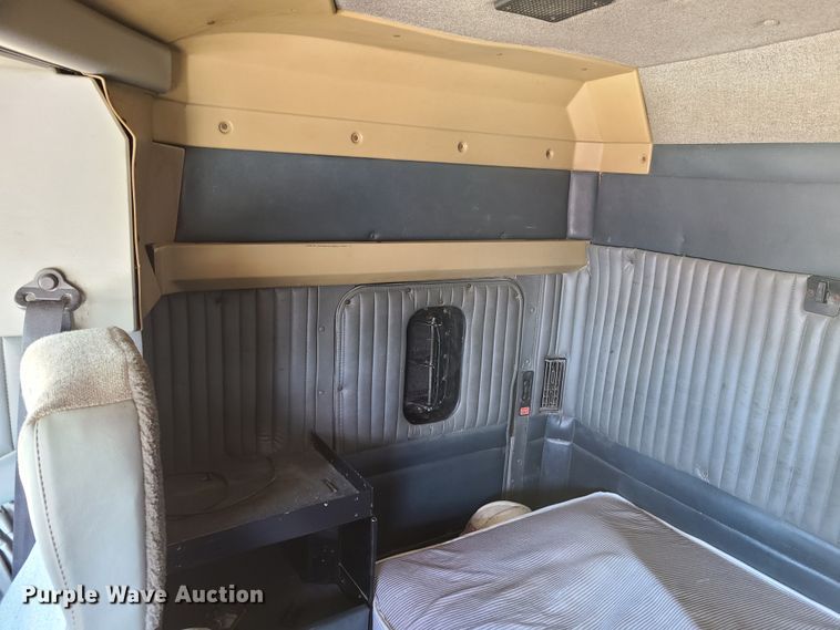 image for item K5896 2000 Kenworth T800  semi truck