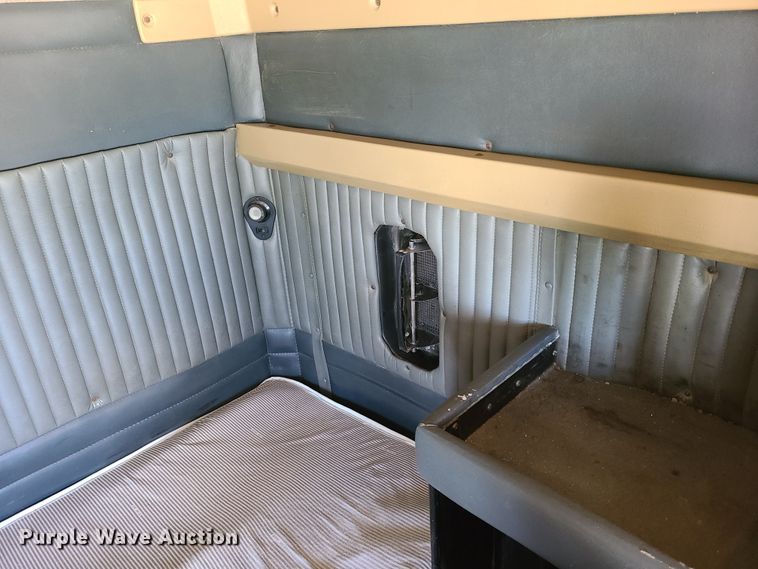 image for item K5896 2000 Kenworth T800  semi truck