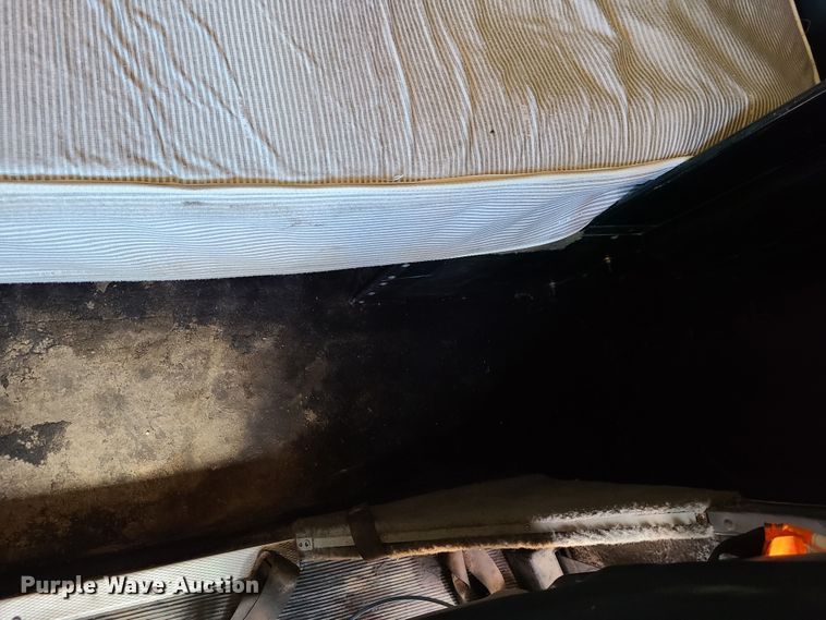 image for item K5896 2000 Kenworth T800  semi truck