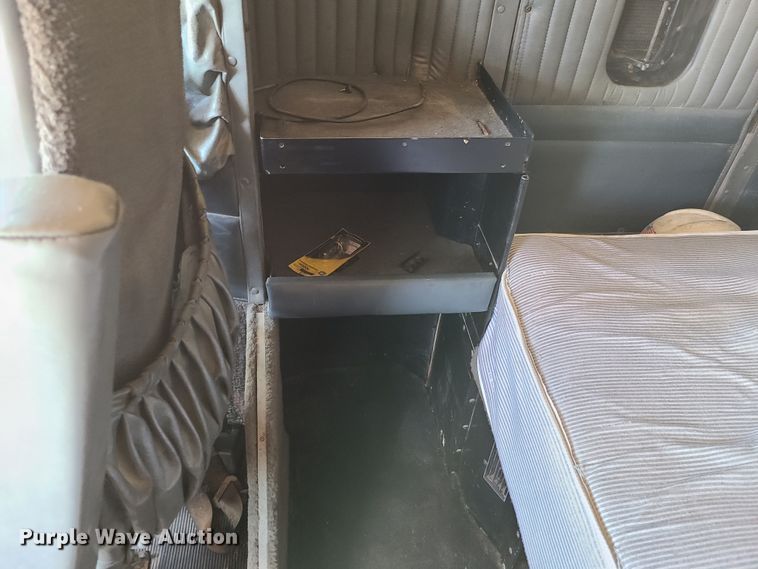 image for item K5896 2000 Kenworth T800  semi truck