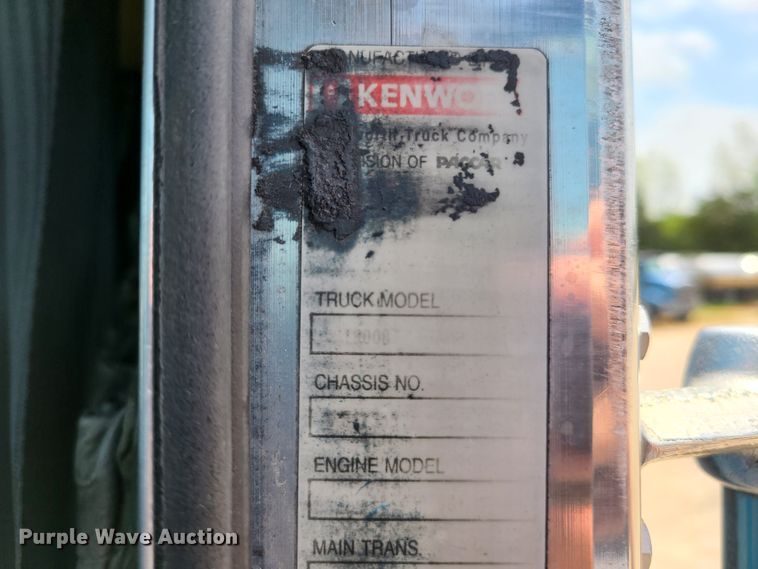 image for item K5896 2000 Kenworth T800  semi truck