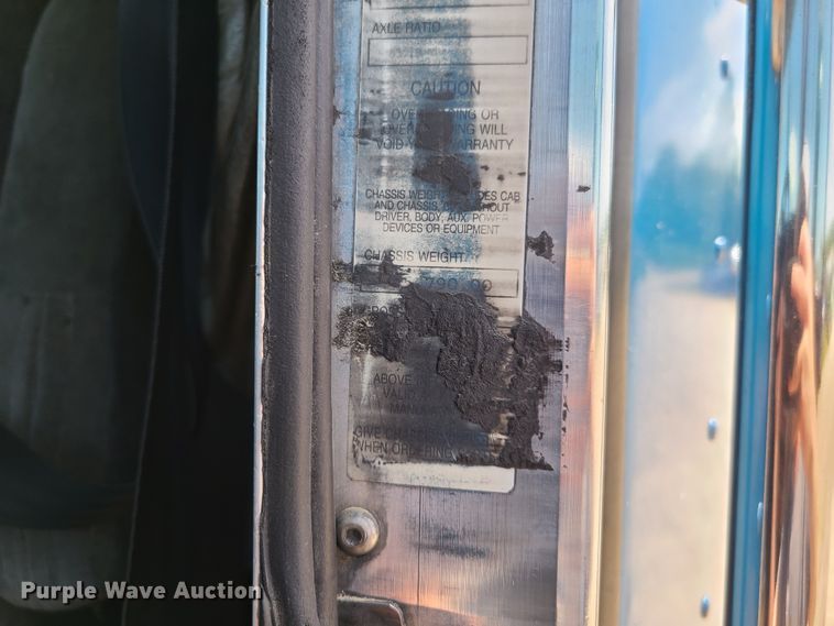 image for item K5896 2000 Kenworth T800  semi truck