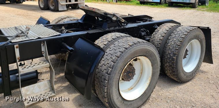 image for item K5896 2000 Kenworth T800  semi truck