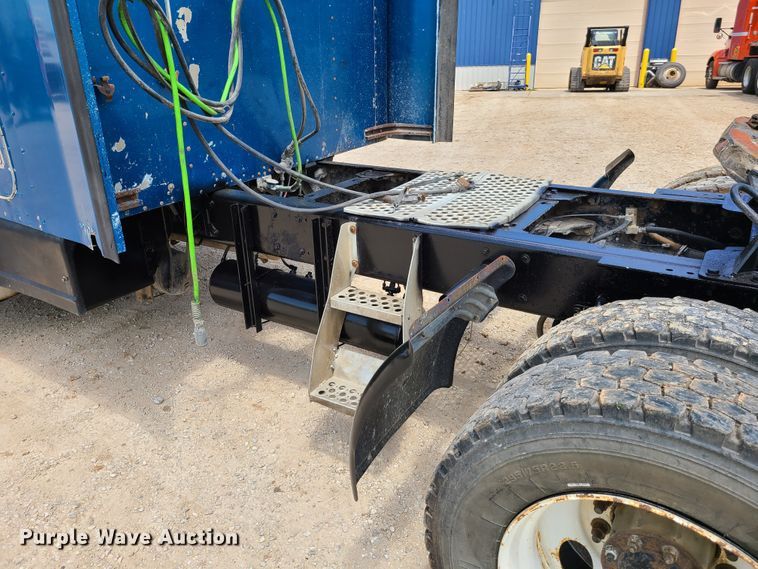 image for item K5896 2000 Kenworth T800  semi truck