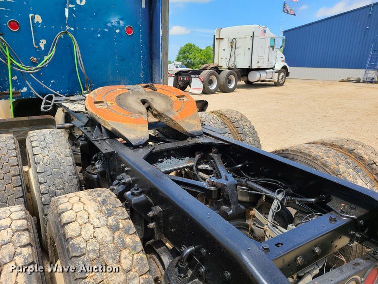 image for item K5896 2000 Kenworth T800  semi truck