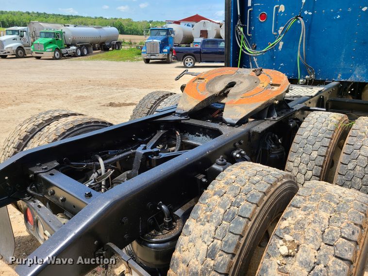 image for item K5896 2000 Kenworth T800  semi truck