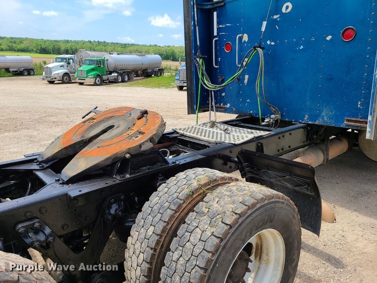 image for item K5896 2000 Kenworth T800  semi truck