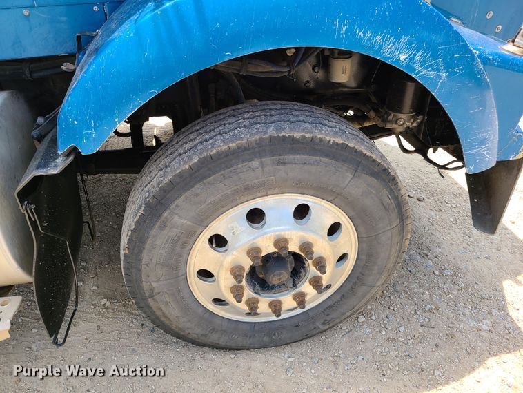 image for item K5896 2000 Kenworth T800  semi truck