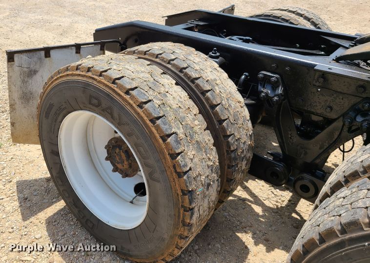 image for item K5896 2000 Kenworth T800  semi truck