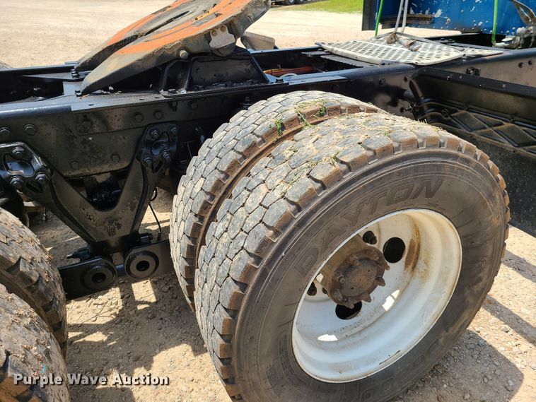 image for item K5896 2000 Kenworth T800  semi truck