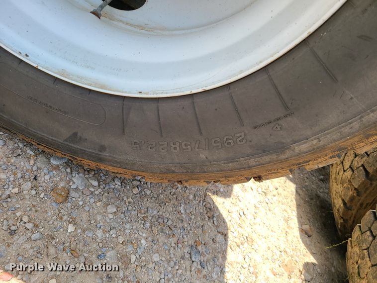 image for item K5896 2000 Kenworth T800  semi truck