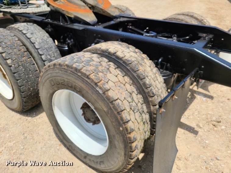 image for item K5896 2000 Kenworth T800  semi truck