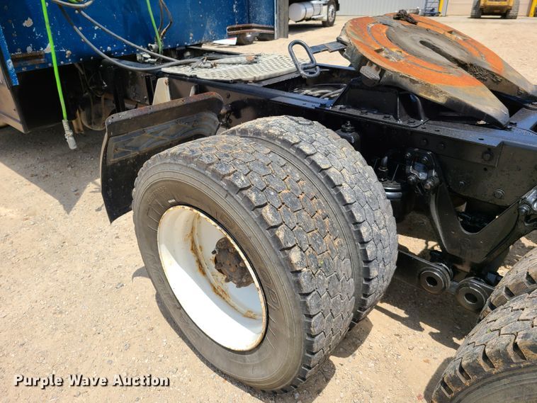 image for item K5896 2000 Kenworth T800  semi truck