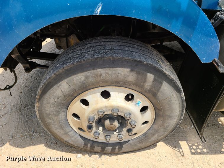 image for item K5896 2000 Kenworth T800  semi truck