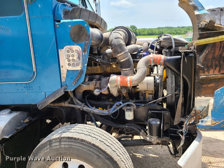 image for item K5896 2000 Kenworth T800  semi truck