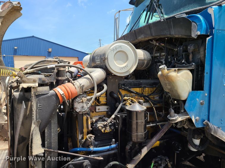 image for item K5896 2000 Kenworth T800  semi truck