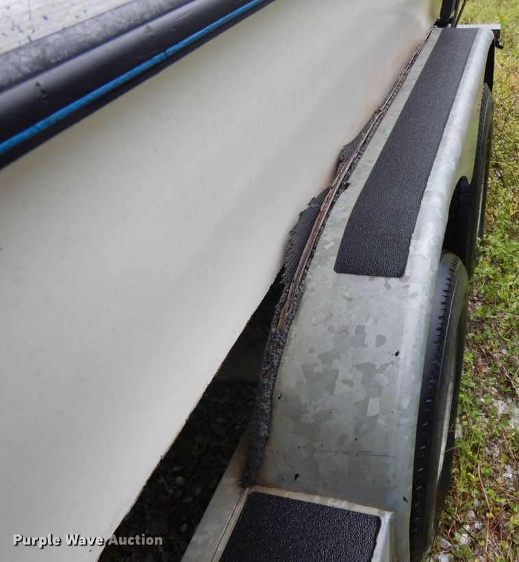 image for item DE5701 1999 Bluewave 22 Classic  boat