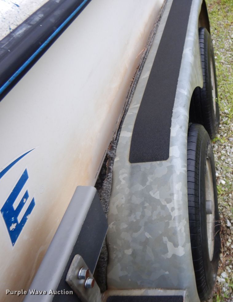 image for item DE5701 1999 Bluewave 22 Classic  boat