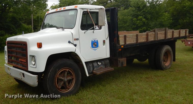 image for item DG6783 1987 International S1954/1900  dump flatbed truck