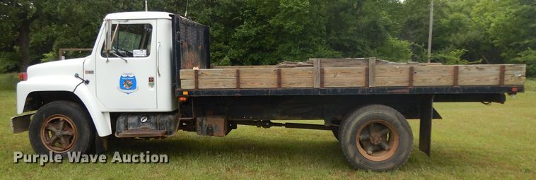 image for item DG6783 1987 International S1954/1900  dump flatbed truck
