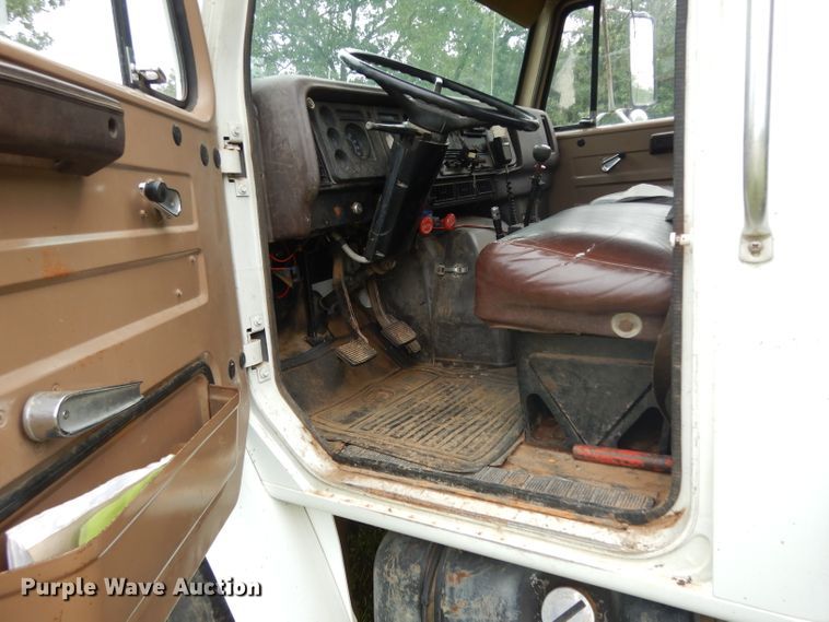 image for item DG6783 1987 International S1954/1900  dump flatbed truck