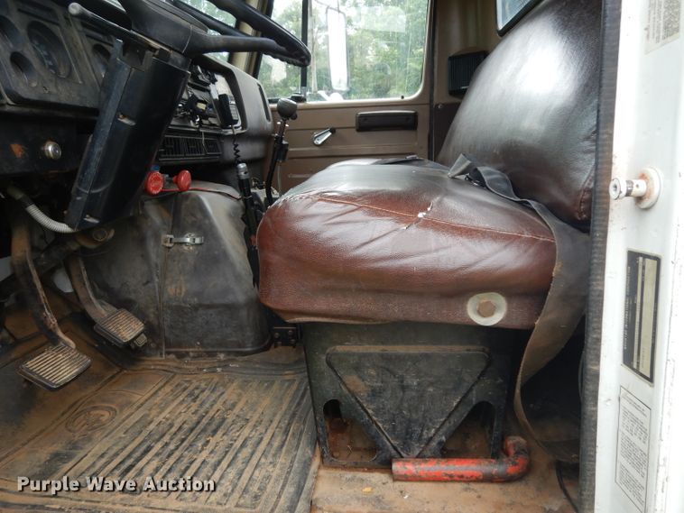 image for item DG6783 1987 International S1954/1900  dump flatbed truck