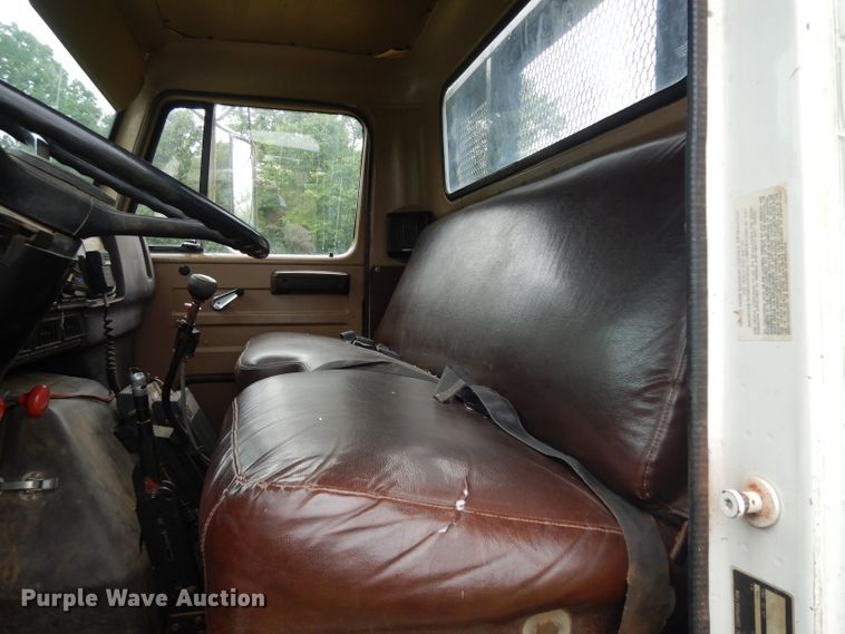 image for item DG6783 1987 International S1954/1900  dump flatbed truck