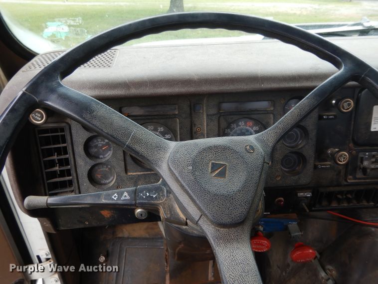 image for item DG6783 1987 International S1954/1900  dump flatbed truck