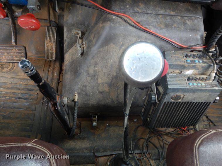 image for item DG6783 1987 International S1954/1900  dump flatbed truck