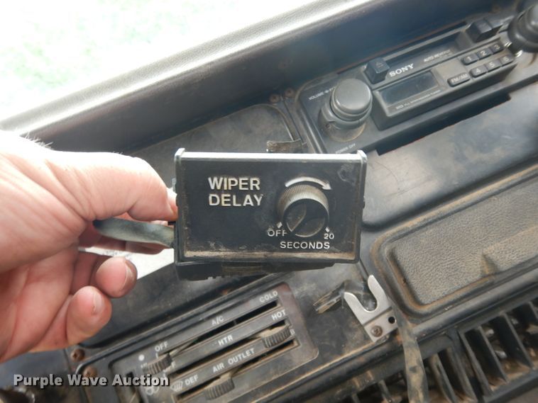 image for item DG6783 1987 International S1954/1900  dump flatbed truck