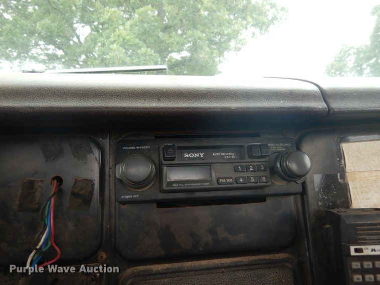 image for item DG6783 1987 International S1954/1900  dump flatbed truck