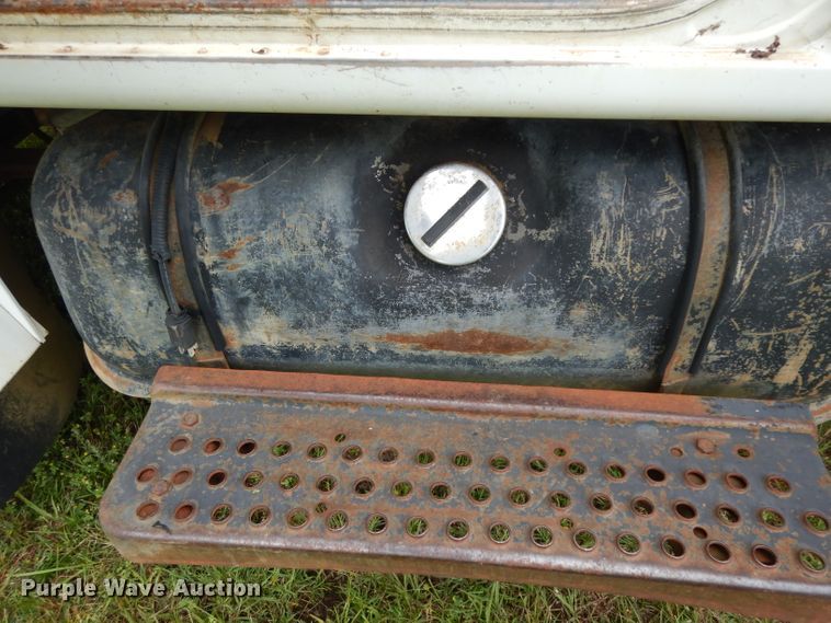 image for item DG6783 1987 International S1954/1900  dump flatbed truck