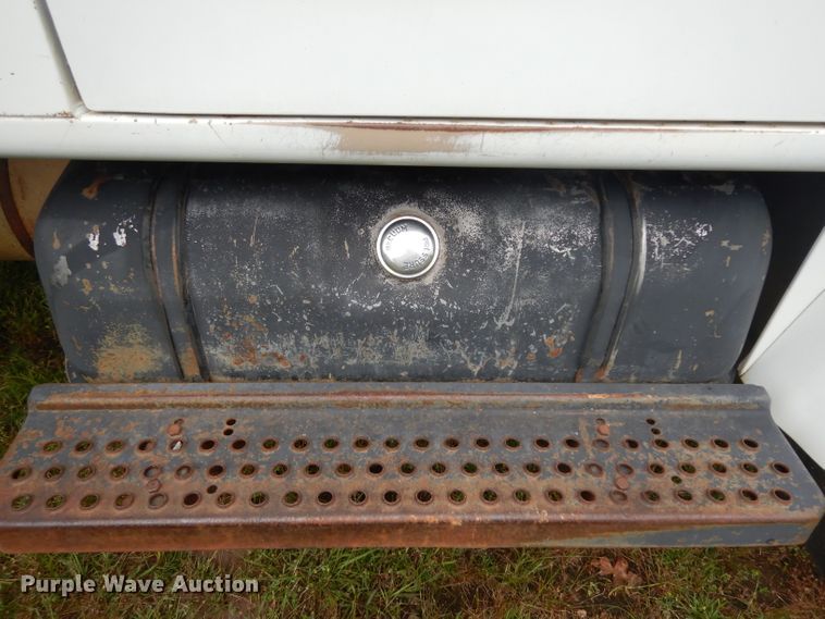 image for item DG6783 1987 International S1954/1900  dump flatbed truck