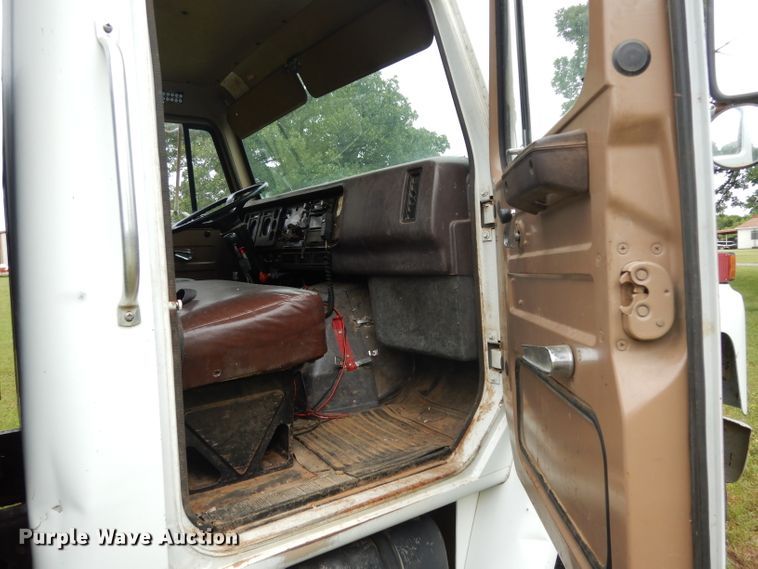 image for item DG6783 1987 International S1954/1900  dump flatbed truck