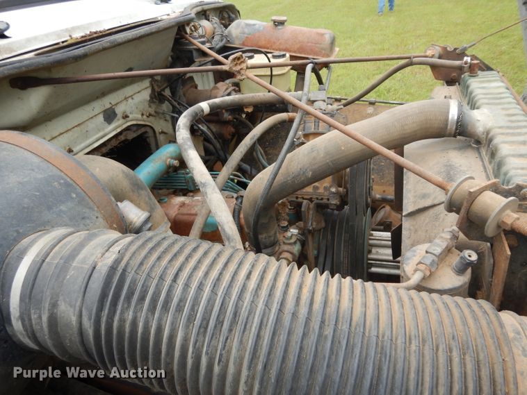 image for item DG6783 1987 International S1954/1900  dump flatbed truck