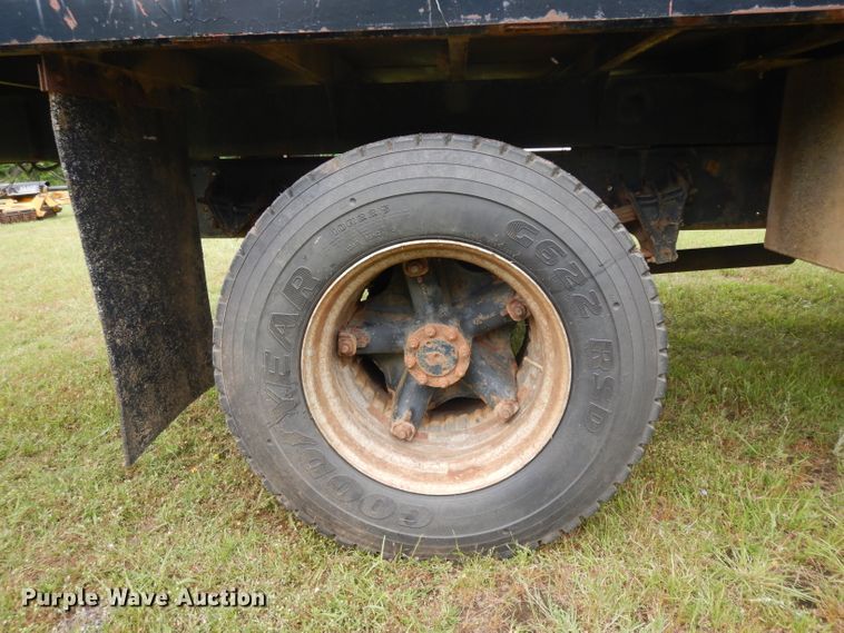 image for item DG6783 1987 International S1954/1900  dump flatbed truck