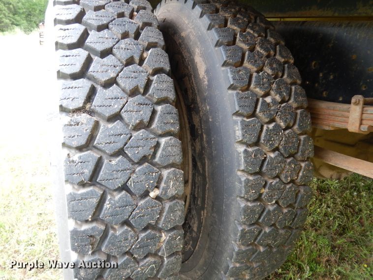 image for item DG6783 1987 International S1954/1900  dump flatbed truck